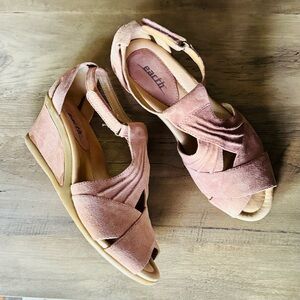 Earth Wedge Sandals, Blush Pink Suede, Comfortable, Women’s Size 9, Like New